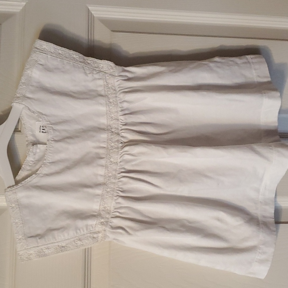 GAP White Toddler Top Lined With Flower Design/detail